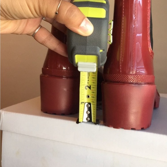 Wine colored rain boots - Picture 4 of 5